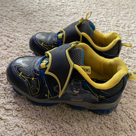 DC Comics Batman Kids Light Up Sneakers - Picture 3 of 9